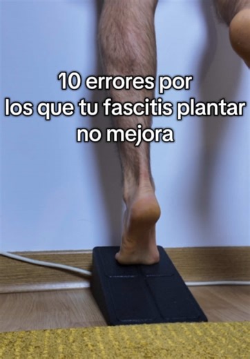10 errores por los que tu fascitis plantar no mejora 🦶🤕 1️⃣ Eliges mal tu calzado Tu fascitis plantar no mejora porque tu calzado no protege tu talón. Un mal zapato mantiene el dolor de talón y puede agravar un espolón calcáneo. Cambiar de calzado es el primer tratamiento real. 2️⃣ Usas barefoot cuando tienes fascitis plantar Usar barefoot no es mala idea… pero no es para la fascitis Con fascitis plantar activa y dolor de talón, puede empeorar los síntomas. Tu pie necesita amortiguación, no mi