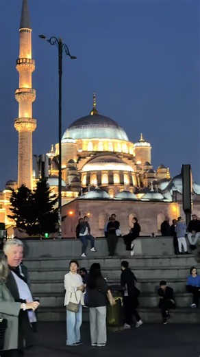 Istanbul Eminönü Underpass Tour: Food, Fake Goods & Lahmacun