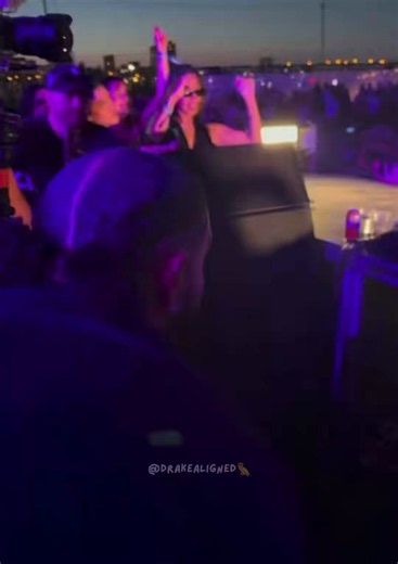 Drake surprised Black Coffee at his headline show tonight in Toronto after he didn’t think he was going to make it ❤️