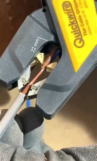 Wire splicing the way it should be done #ElectricalInstallation #CodeCompliant #Shorts