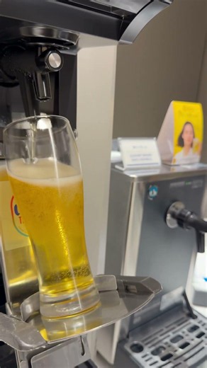那覇空港のANAラウンジだとオリオンビールが飲み放題でもう乗る前から完成してしまうのよ #那覇空港 #ANAラウンジ #沖縄