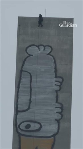 Alleged Pam the Bird graffiti artist in standoff with police after scaling 120m tower