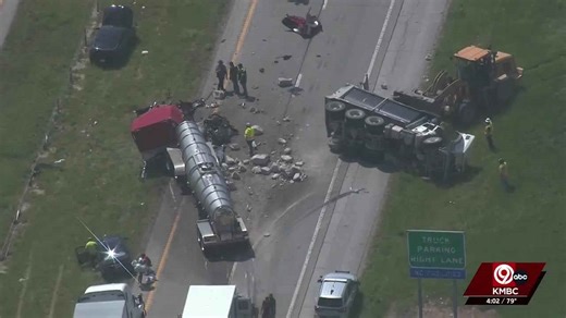 Injury crash involving semis blocks I-70 in Lafayette County, Missouri