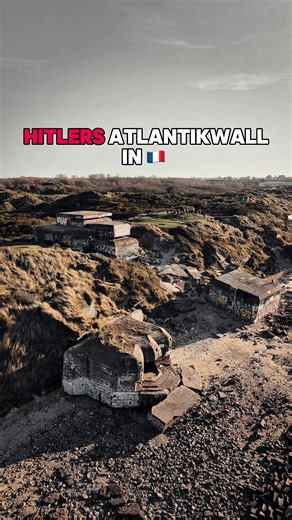 Was heute wie ein Lost Place aussieht, war Teil einer gigantischen Militäranlage: Der Atlantikwall sollte Europa ‘uneinnehmbar’ machen, doch 1944 zeigte sich, dass selbst diese Bunker den Lauf der Geschichte nicht aufhalten konnten.