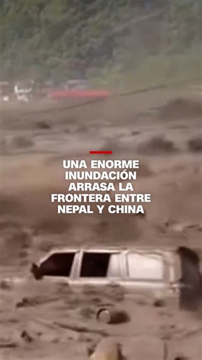 Una enorme inundación arrasa la frontera entre Nepal y China