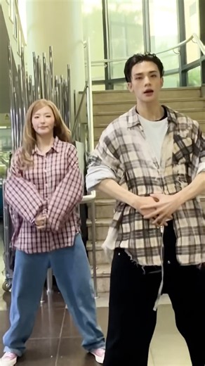 #현진 의 #THIS_AND_THAT Challenge w/ #RedVelvet #레드벨벳 #슬기 #SEULGI 선배님!🏄 #StrayKids #Hyunjin @redvelvet