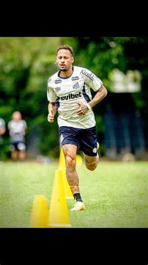 ⚽ Neymar Jr. returns to the pitch with the ball! 🔟🤍🖤 A new step in recovery! 💪🔥 #neymar #football