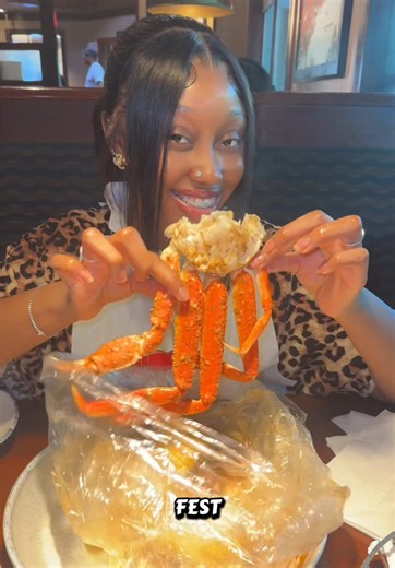 If you love seafood, you NEED to try Red Lobster's Crabfest! 🦀✨ I customized my meal, put on my bib, and enjoyed every single bite. Which flavor would you choose? 😍 @redlobster #RedLobsterCrabfest