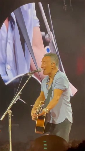 𝘽𝙧𝙞𝙖𝙣 𝙇𝙖𝙧𝙨𝙤𝙣 📚 on Instagram: "When the Boss shows up, the whole stadium becomes a jukebox. Coldplay x Springsteen doing “Dancing in the Dark” and I am not okay. #coldplay #brucespringsteen #dancinginthedark #livemusic #concertreel"