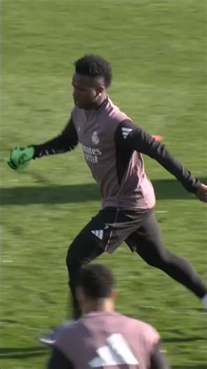 Real Madrid train in front of fans for final session of the year 🤩