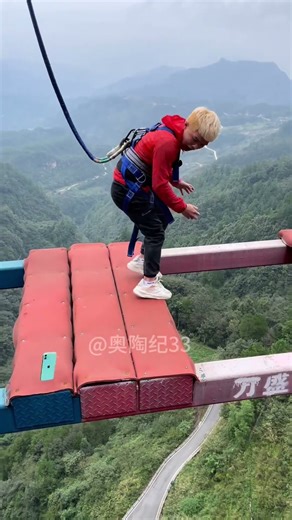 😂Bungee jumping on a 300m cliff😁丨Beautiful scenery#beauty#bungee jumping#cliff#sports😂Bungee jump