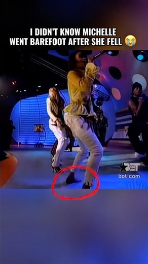 Michelle Williams performs barefoot after falling on stage #destinyschild #michelle