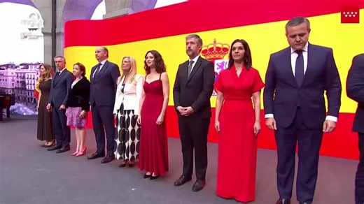 Madrid, com a comunitat o ciutat, no té cap arrelament històric propi. És una construcció artificial castellana impulsada pels Borbons després de la Guerra de Successió per controlar, com a metròpoli i des del centre geogràfic de la península, l’extracció sistemàtica de recursos dels territoris ocupats*. No és un projecte nascut de la història, sinó del disseny polític i de la voluntat de domini colonial.Per això, el dia de la Comunitat de Madrid no se celebra amb símbols autonòmics propis, sinó