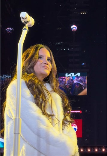@marenmorris taking it all in moments before her #RockinEve performances – available to stream now on @hulu!