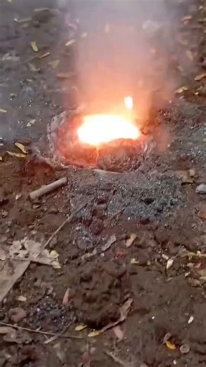 Something strange is happening near Mount Merapi in Central Java, Indonesia. It looks like a “mini volcano” has appeared behind a resident’s home about 30 km from the crater, with bubbling mud and smoke. There is no official information yet on what it is. 🇮🇩