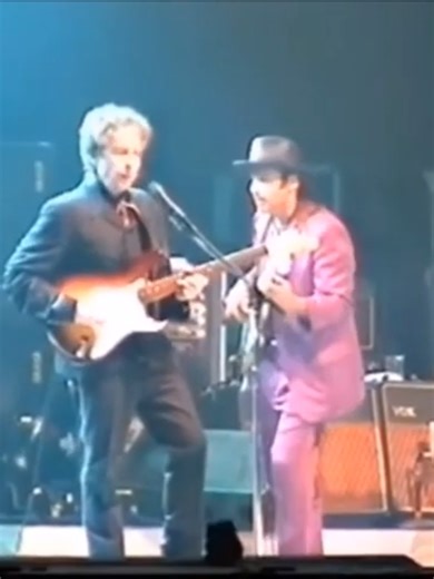 Bob Dylan delivers a relaxed yet confident performance of “Watching the River Flow” live in Cardiff on September 23, 2000. Originally released in 1971, the song reflects Dylan’s wry, observational songwriting, balancing humor with quiet resolve. Backed by a tight touring band, this live rendition carries a laid-back groove while showcasing Dylan’s enduring ability to reinvent his catalog on stage. A memorable moment from the Never Ending Tour, capturing Dylan in a reflective but playful mood. #B