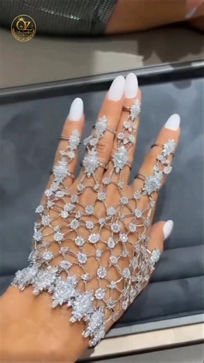Wear Your Jewellery Like a Fashion Expert | Stunning Diamond Bracelet #jewellery #trending