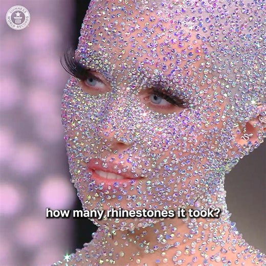 It took makeup influencer Holly Murray and her team over 15 hours to complete this stunning look 👏 | Guinness World Records