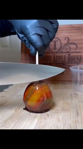 I'm trying to watch my sugar intake, and just talked with a co-worker about it, then this pops up in my FYP...Bastards...🤣🤣The Fruit Roll-Up Candy Apple. ❤️ https://t.co/w1C5C8oKyx