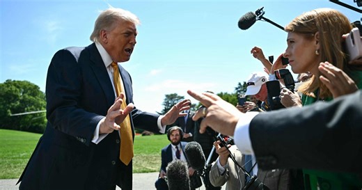 "Espèce d'idiote" : Donald Trump s'emporte (encore) face à une journaliste à la Maison-Blanche
