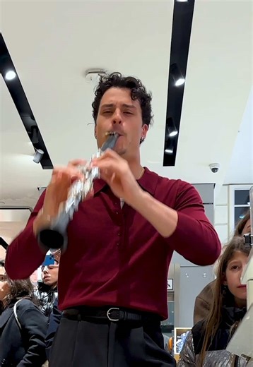 omg her voice…🎙️@anela Merry Christmas everyone ! 🎄 pianist is @William Te Chin and the other singers: Chœur de Paname #clarinet #christmas #alliwantforchristmas #mariahcareychristmas