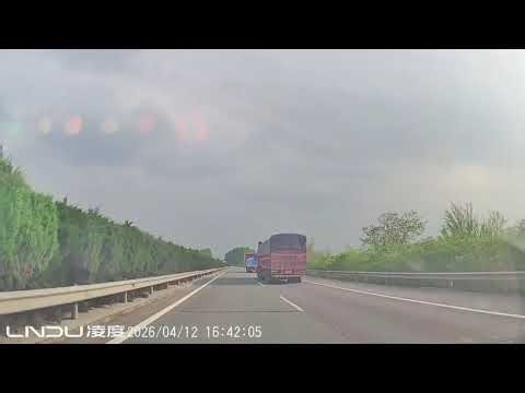 Truck tire explosion causes highway collision in Hunan, China