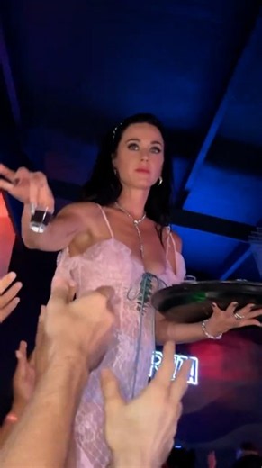 Katy Perry, de fiesta por Barcelona y bailando 'Macarena', ¡momentazo!