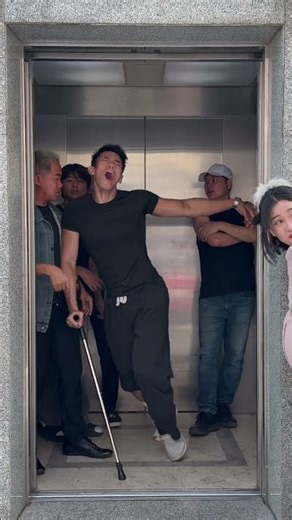 CD - Standing up for what’s right in the elevator [CONDA NGUYEN] #condanguyen #kindness #respect