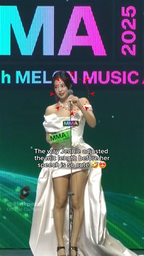 The way Jennie adjusted the mic length Acc to her height 🤣 #blackpink #jennie #shorts