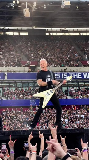 Acting like maniacs in London! 🏴󠁧󠁢󠁥󠁮󠁧󠁿 #metallica #m72 #livemusic #m72london