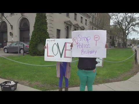 Protesters support 15-year-old arrested by Toledo police