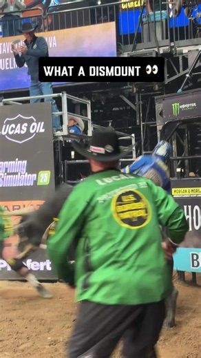𝙎𝙢𝙤𝙤𝙤𝙤𝙤𝙩𝙝 𝙜𝙚𝙩 𝙤𝙛𝙛 😮‍💨 #pbr #bullriding #bullriders #teamseries