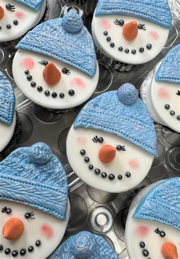 Snow Woman Cupcake Toppers Tutorial for Winter Celebrations