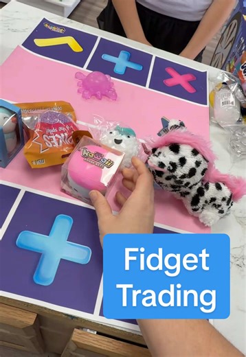 Fidget trading with @Brooklyn Griffin 💙 #mrsbench #fidgettoysplus #fidgetchallenge #tradingfidgettoys #fidgettrading
