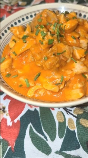 Creamy Coconut Chicken Curry 🍛 🥥 So easy and delicious served over rice! 🧡 😋