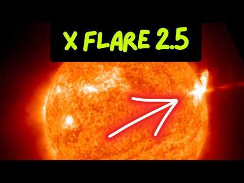 Large Solar Flare on the Sun just now.. X2.5 from sunspot 4419 Thursday 4/23