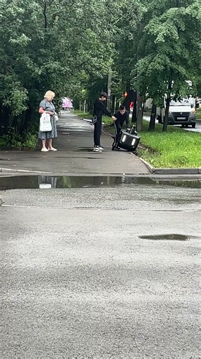 Kind Teens Rescue Delivery Robot Stuck in a Muddy Puddle