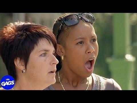 Il parle sur leurs dos | Juste Pour Rire Les Gags