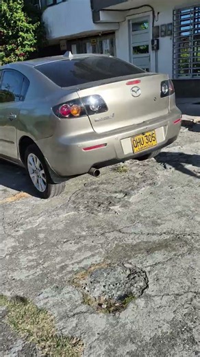 Strong Earthquake Shakes Neighborhood in Colombia