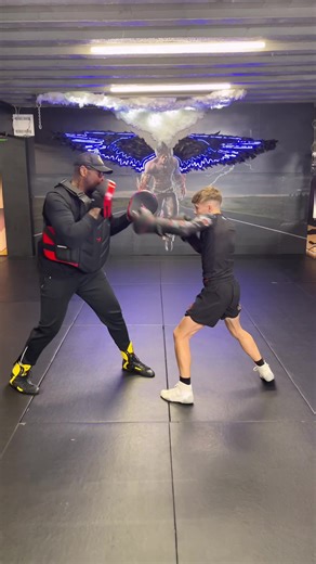 “Boxing Training - Mastering The Art of Feinting” is the fifth full length instructional to hit the Warrior Marketplace in an ever expanding series from globally renowned boxing coach Malik Scott. In it he showcases his unique approach when it comes to helping fighters improve their training, sparring and fighting through mastering feints both offensively and defensively. In this clip I stole when he was last over with me recently he (alongside the equally brilliant @JoeFoster⁠) goes through det