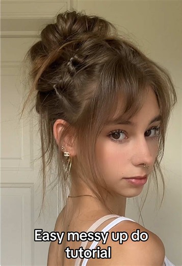Leveled up messy bun tutorial!! #messybun #messybuntutorial #hairstyletutorial #buntutorial #hair Messy bun tutorial, messy bun hairstyle tutorial, hairstyle, bun hair, messy bun