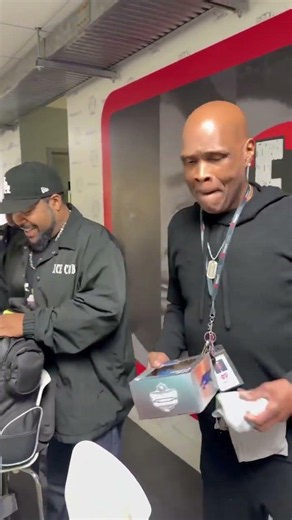 Ice Cube's ICONIC Dodger Gift to Big Boy 💙
