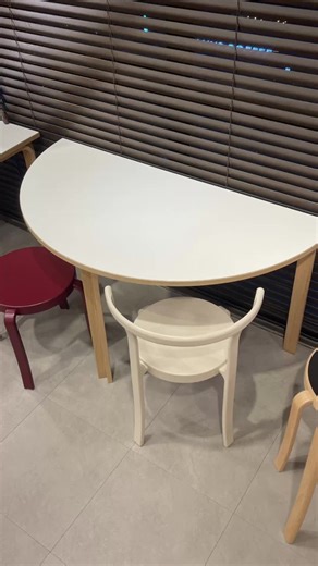 매그너스 올레센 V쉐입-레그 하프문/세미서큘러/반달 테이블 Magnus Olesen Semi Circular Table with V-Shaped Legs