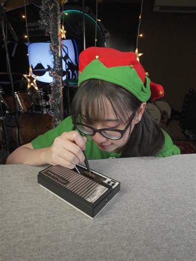 Christmas vibes, Stylophone edition 🎄😂 เมอรี่คริสมาสนะค้าา #jinglebellsrock #xmas #christmas #stylophone #merrychristmas