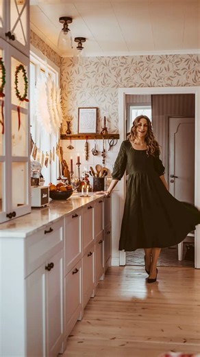 𝐽𝑜𝑠𝑒𝑓𝑖𝑛 𝐿𝑎𝑛𝑑ℎ𝑎𝑔𝑒𝑛 - 𝐹𝑜𝑡𝑜𝑔𝑟𝑎𝑓 on Instagram: "Grön julklänning 💚 i betalt samarbete med @sondeflor 🙏🏻 Jag hade lyckan att precis dagarna innan jul få hem en magisk klänning som lockade fram den fnissiga lilla flickan i mig. För som jag vill snurra runt runt ruuunt i denna dröm till snurrklänning! Bjuder någon upp till dans? 💫 Vad jag gillar extra mycket: materialet i linne, resåren i ryggen (så fin detalj!), fickorna i sidorna där det dessutom låg en söt lapp med visdoms