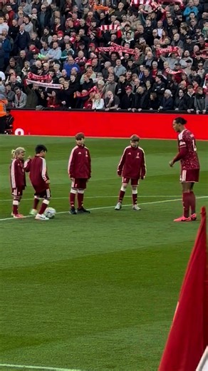 Virgil van Dijk shares a special moment with Liverpool mascots 🥹 #PremierLeague #Liverpool