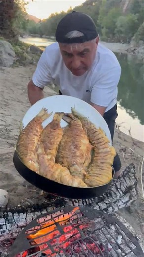 Carp cooked to perfection over a wood fire—crispy and delicious.😋😋