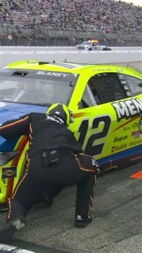 ANOTHER issue for Ryan Blaney on pit road 🙃