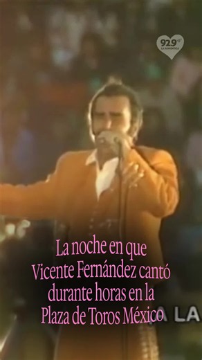 🎤🇲🇽 ¡Una noche que quedó grabada en la historia de la música mexicana! El 15 de septiembre de 1984, Vicente Fernández hizo vibrar la Plaza de Toros México con su inolvidable concierto Un mexicano en la México, donde miles de personas se reunieron para cantar junto al Charro de Huentitán. ❤️🎶 ✨ Una presentación llena de orgullo, sentimiento y esa voz que sigue emocionando a generaciones. 💬 ¿Qué canción de Vicente Fernández te hubiera encantado escuchar en vivo aquella noche? #VicenteFernánde