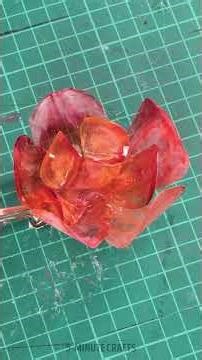 She made a unique hairpin for her friend with epoxy 🌸